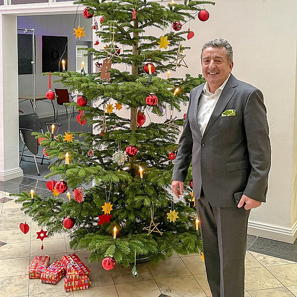ltlsa/ehh Landtagspräsident Dr. Gunnar Schellenberger vor dem Weihnachtsbaum, der das Foyer des Landtags schmückt.