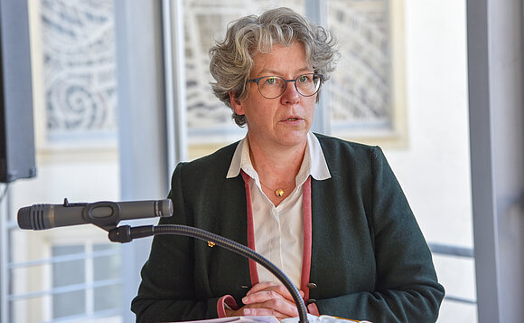 Landtagsvizepräsidentin Anne-Marie Keding spricht am Rednerpult und eröffnet die Ausstellung.