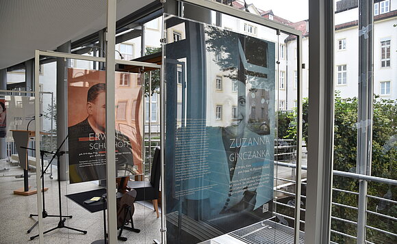 Blick auf zwei Schautafeln der Ausstellung