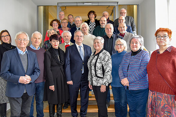 Ehemalige Abgeordnete auf Gruppenfoto mit dem Ministerpräsidenten Dr. Reiner Haseloff in der Mitte.