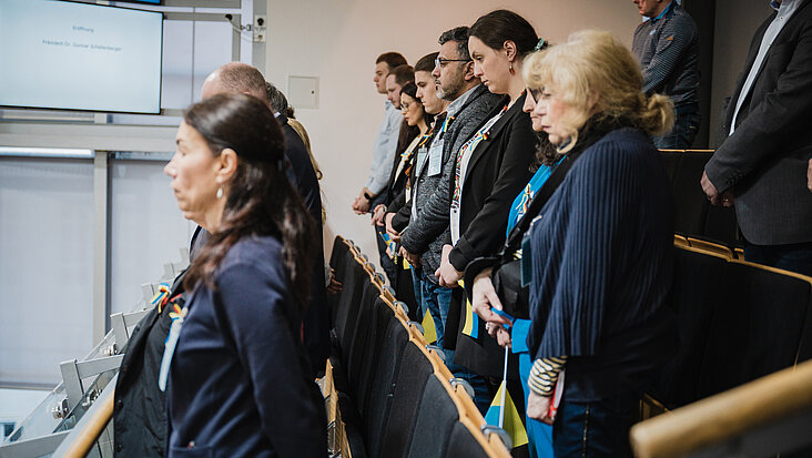 Die SPD-Fraktion hatte am Rande der Landtagssitzung Gäste aus der Ukraine im Landtag begrüßt. Hier sind die Damen und Herren während der Schweigeminute anlässlich des Jahrestags des Kriegsbeginns zu sehen.