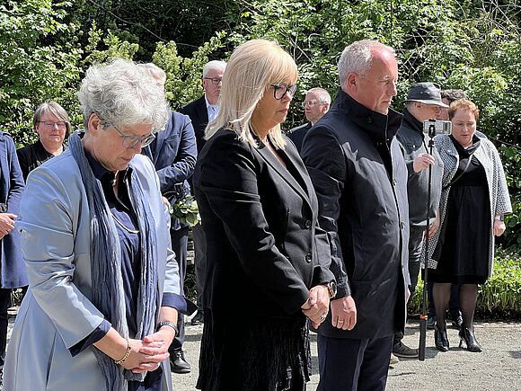 Landtag von Sachsen-Anhalt Landtagsvizepräsidentin Anne-Marie Keding, Magdeburgs Oberbürgermeisterin Simone Borris und Rüdiger Erben als Landesvorsitzender des Volksbunds Deutsche Kriegsgräberfürsorge beim Gedenken während der Kranzniederlegung