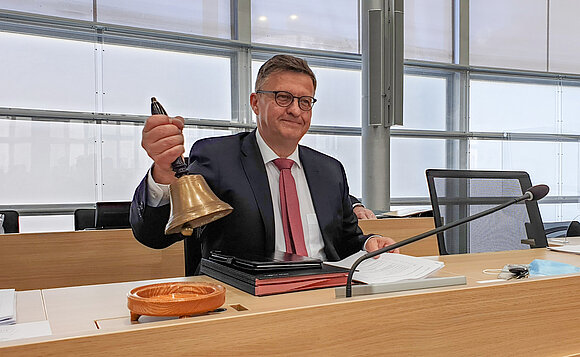 Der CDU-Abgeordnete Detlef Gürth – Mitglied des Landtags seit der 1. Wahlperiode – eröffnete die Sitzung als Alterspräsident.