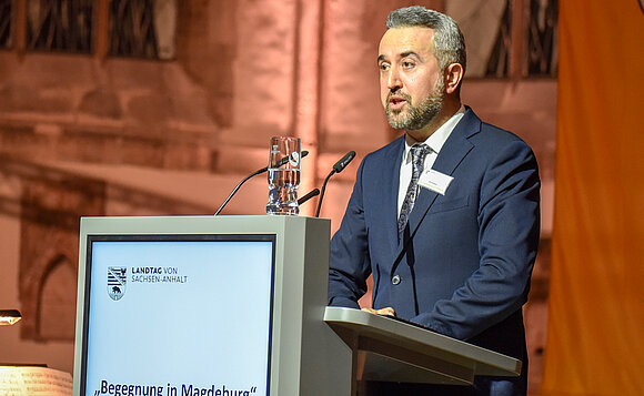 Der armenische Politiker Arayik Khzmalyan bei seinem Grußwort am Rednerpult in der Johanniskirche Magdeburg.