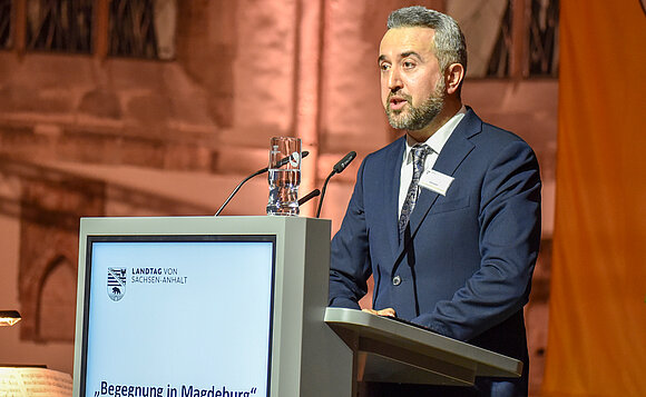 Der armenische Politiker Arayik Khzmalyan bei seinem Grußwort am Rednerpult in der Johanniskirche Magdeburg.