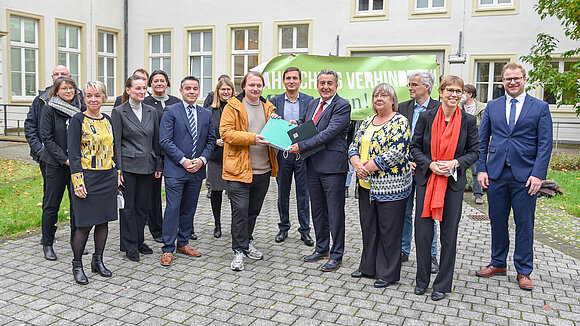 Landtag/smü Gruppenbild mit Petitionsübergabe an den Landtagspräsidenten.